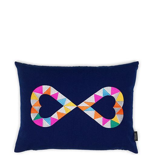 VITRA siuvinėta dekoratyvinė pagalvėlė „Double Heart 2“, tamsiai mėlyna su margais raštais