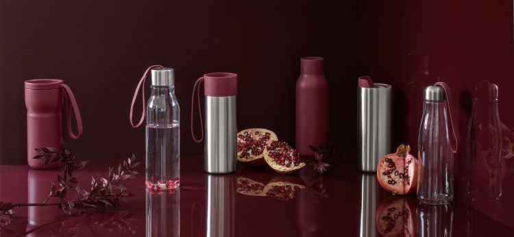 Eva Solo plastiko (BPA free) gertuvė su granato spalvos raikšteliu, 0,5 l