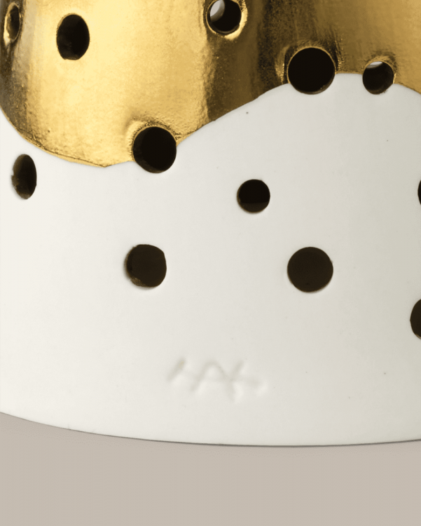Kūgio formos „Kähler“ žvakidė/dekoracija „Nobili“, 25,5 cm aukščio, balta su auksu