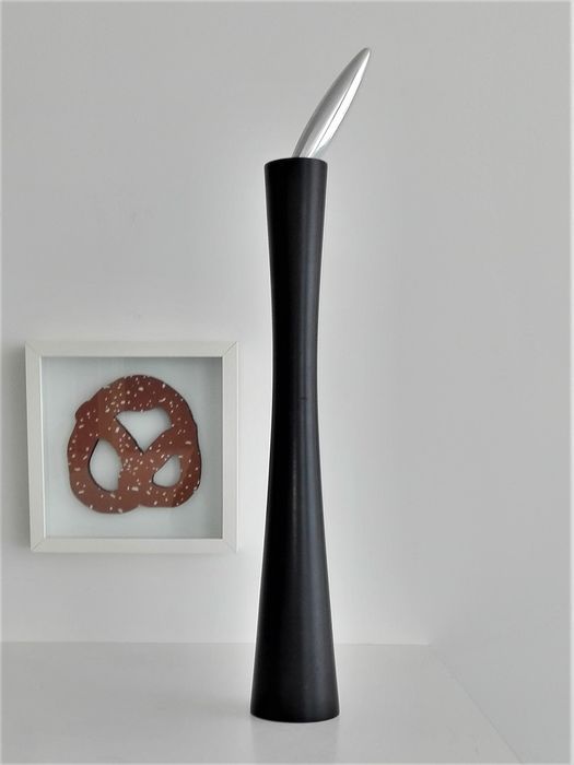 Juodas Alessi druskos/pipirų malūnėlis „MP156“, medis ir metalas, itin aukštas (60 cm)