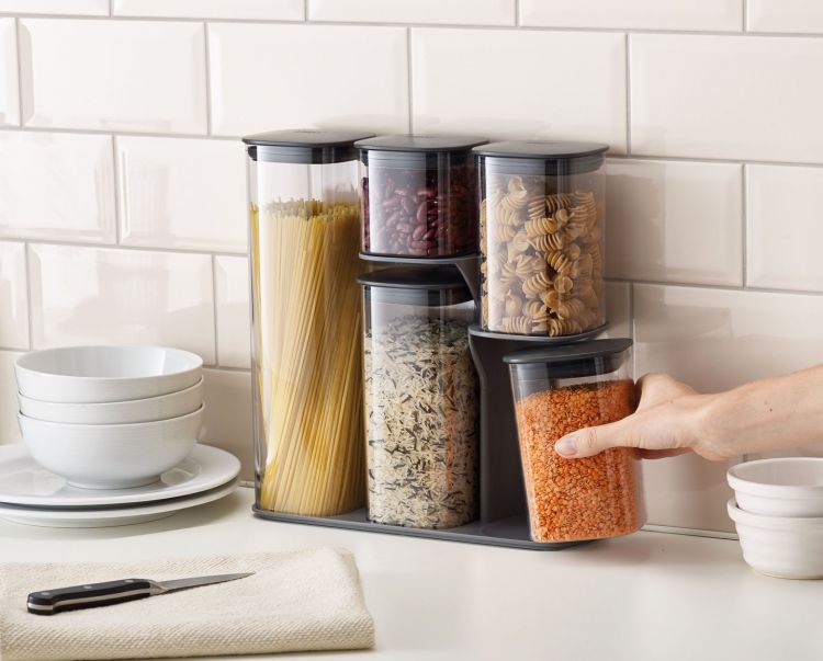 Joseph Joseph 5  plastikinių indelių rinkinys biriems produktams su plastikiniu stovu Podium™